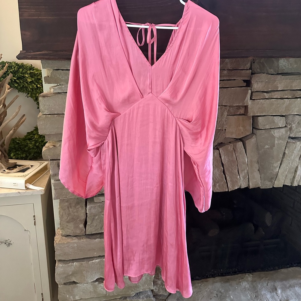 Elegant Pink Dress with Flowing Sleeves